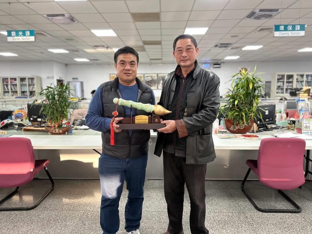 蔡祥坤（右）與金城鎮李誠智鎮長（左）合影