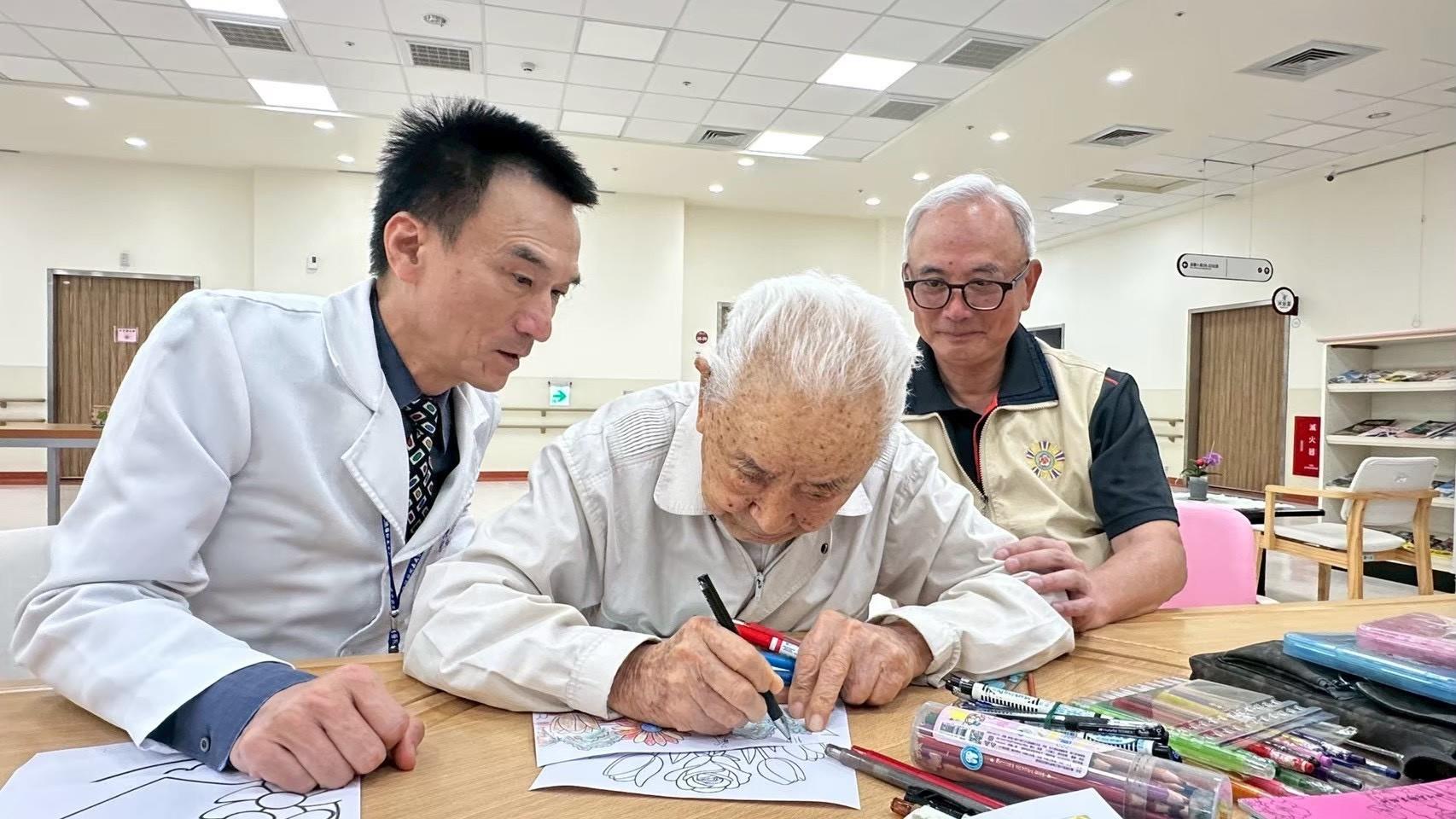 百歲榮民鄭樹雲喜愛著色繪畫，以繽紛色彩為生活增添樂趣。115年4月份退輔會副主任委員陳進廣視導嘉榮護理之家時，與嘉義榮院院長陳正榮陪伴樹雲伯伯一同作畫，現場氣氛