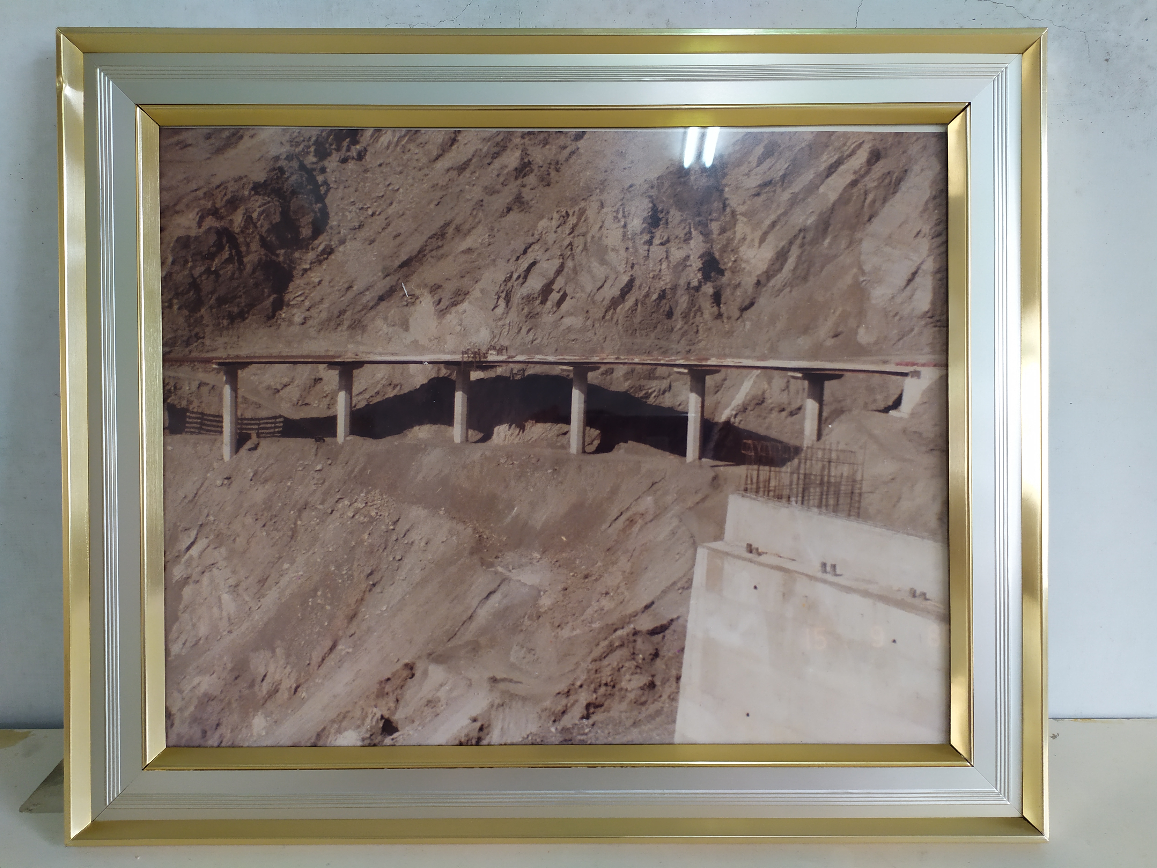 夏爾降坡道路完成後矗立山崖邊的高架橋樑(裱框照)