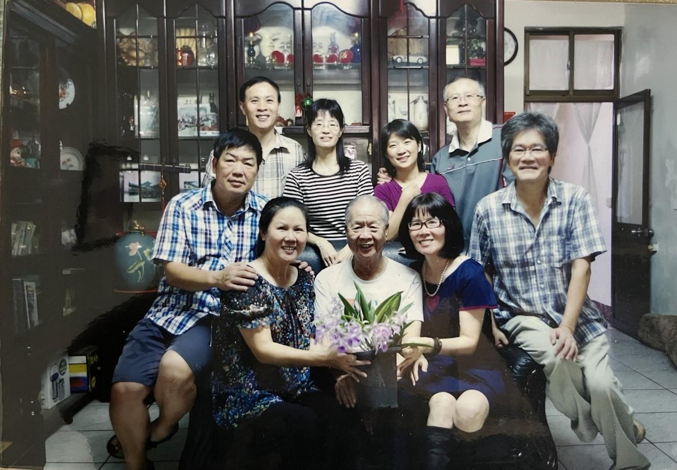 林崇智（前中）全家福