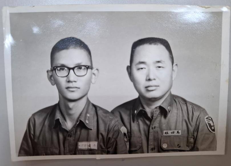 故榮民馬曰旺（右）與同袍於民國50年7月28日攝於陸軍干城營區