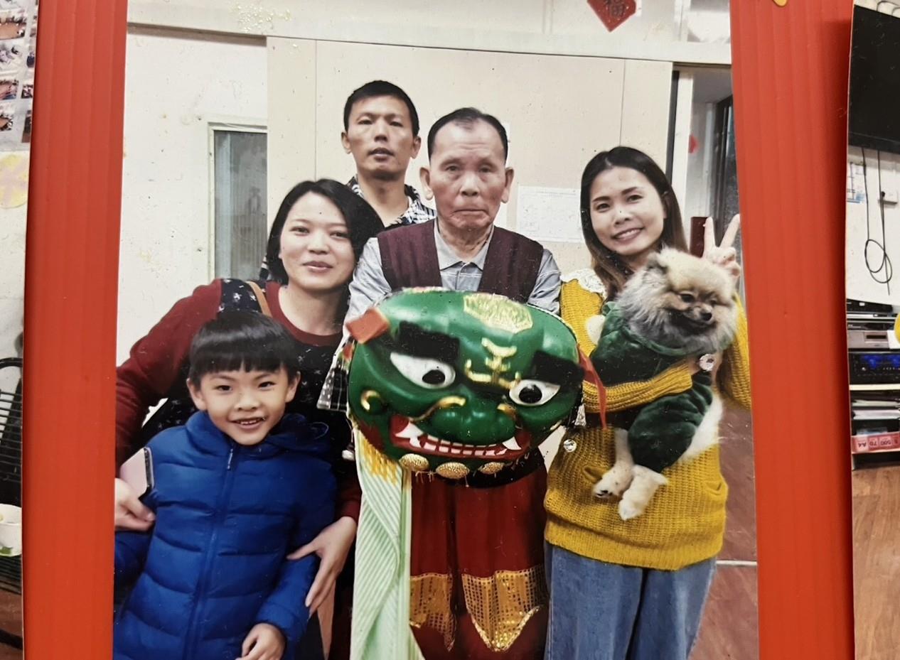 劉志通（中）參加社區新年活動