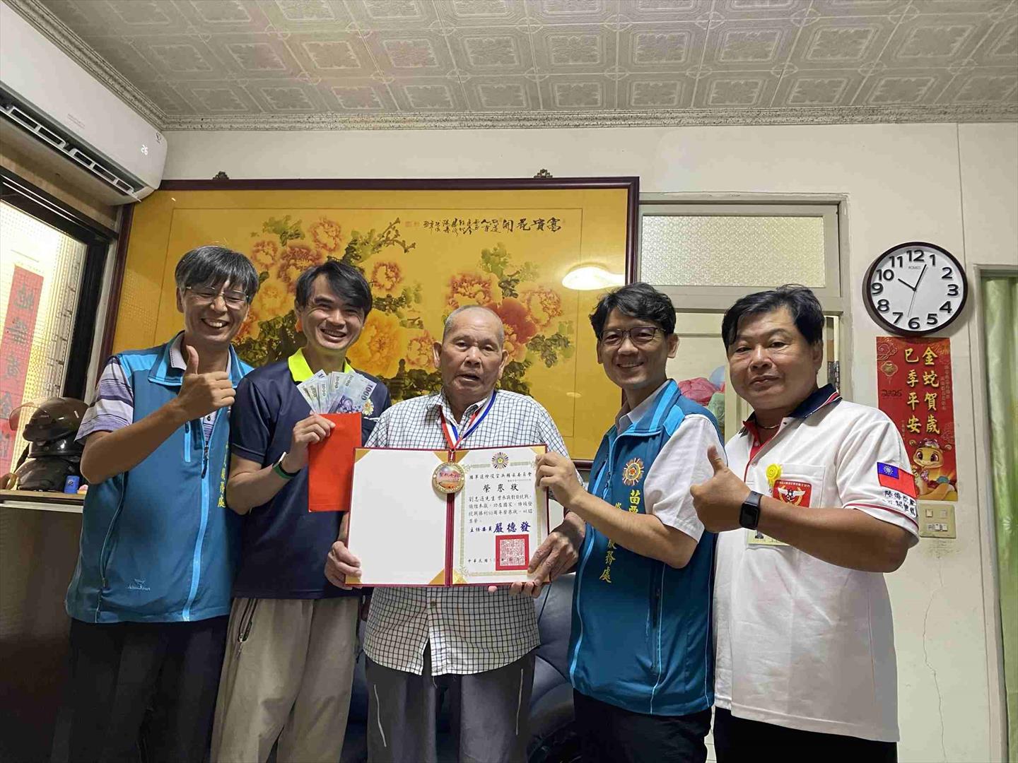 劉志通（中）獲頒輔導會對日抗戰榮譽狀