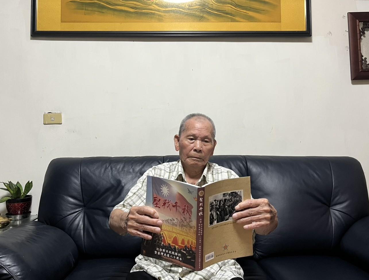 劉志通翻閱輔導會致贈聖戰千秋刊物