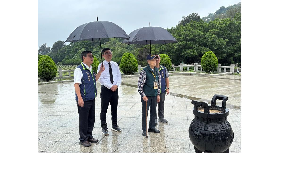 彭生喜伯伯（左3）與劉信義處長（左1）至金門太武山軍人公墓祭拜