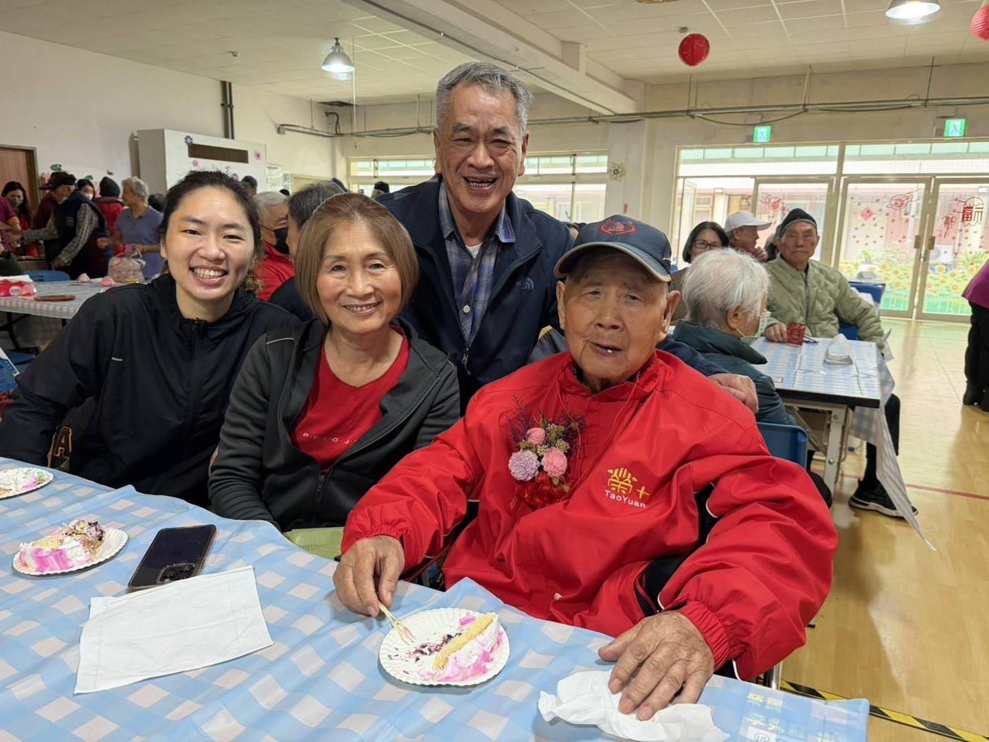 朱子健伯伯與兒子、女兒及孫女開心合影。