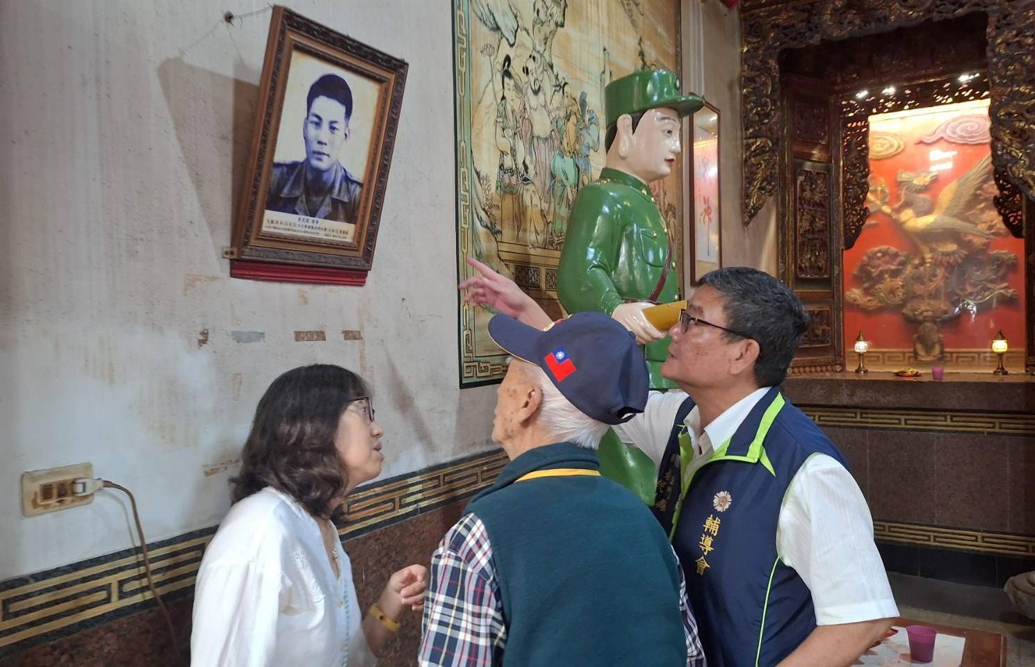 彭生喜伯伯（中）與劉信義處長（右）觀看李光前將軍照