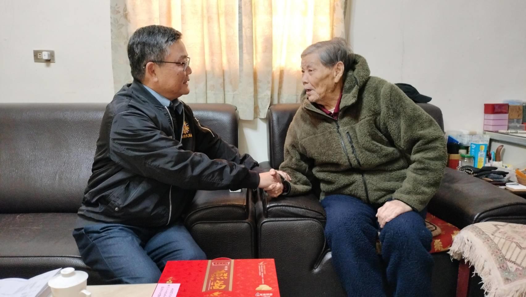 金門縣榮民服務處處長劉信義與陶文懋先生合照