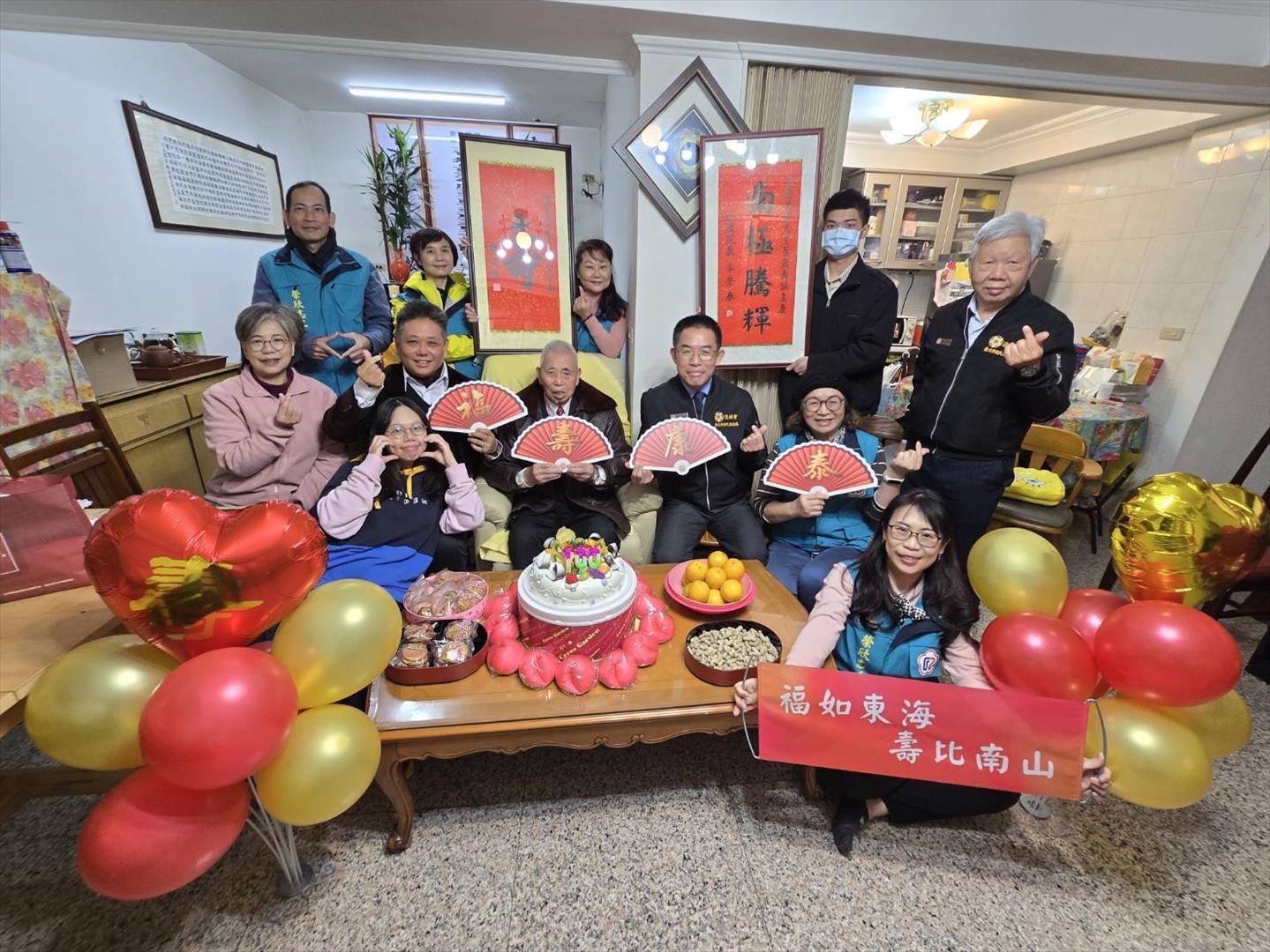 臺北市榮服處長黃信仁（右三）為范德昌（中）百歲生日祝壽