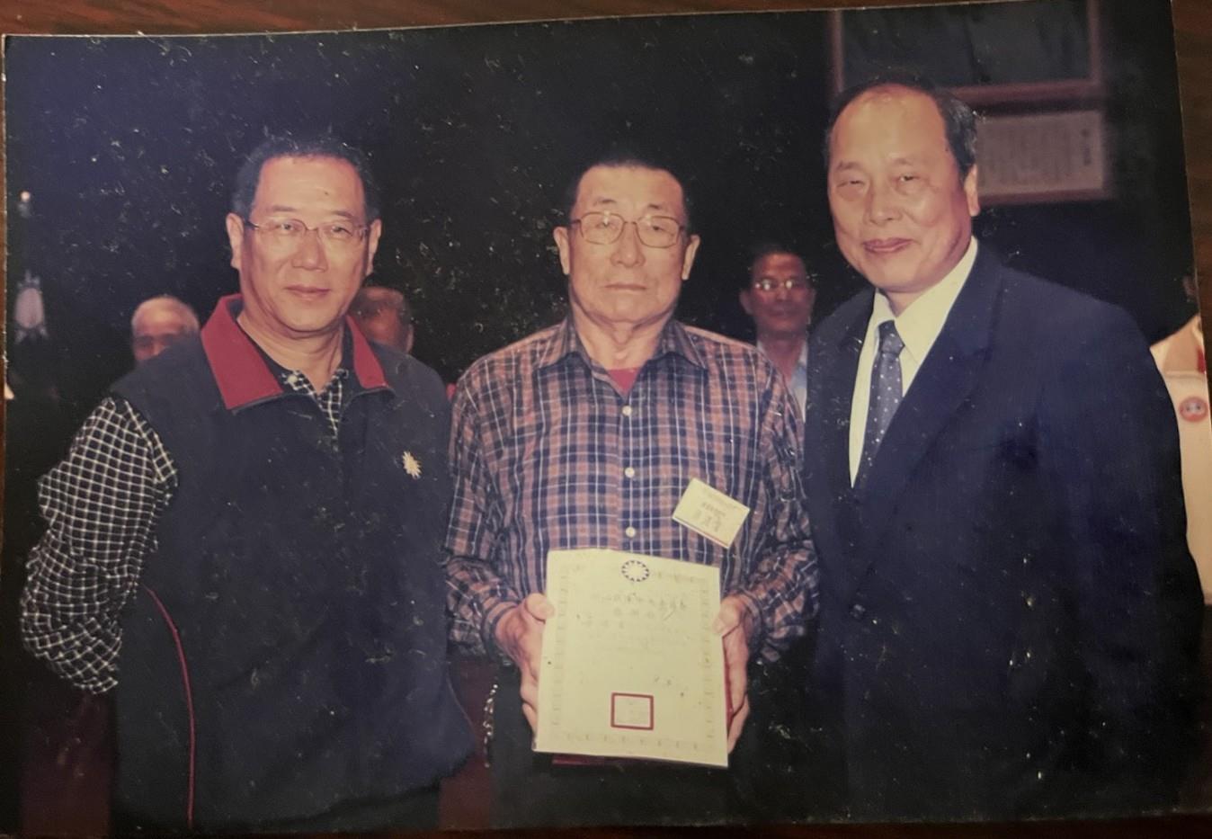 孫德富先生（中）與部隊同袍合影