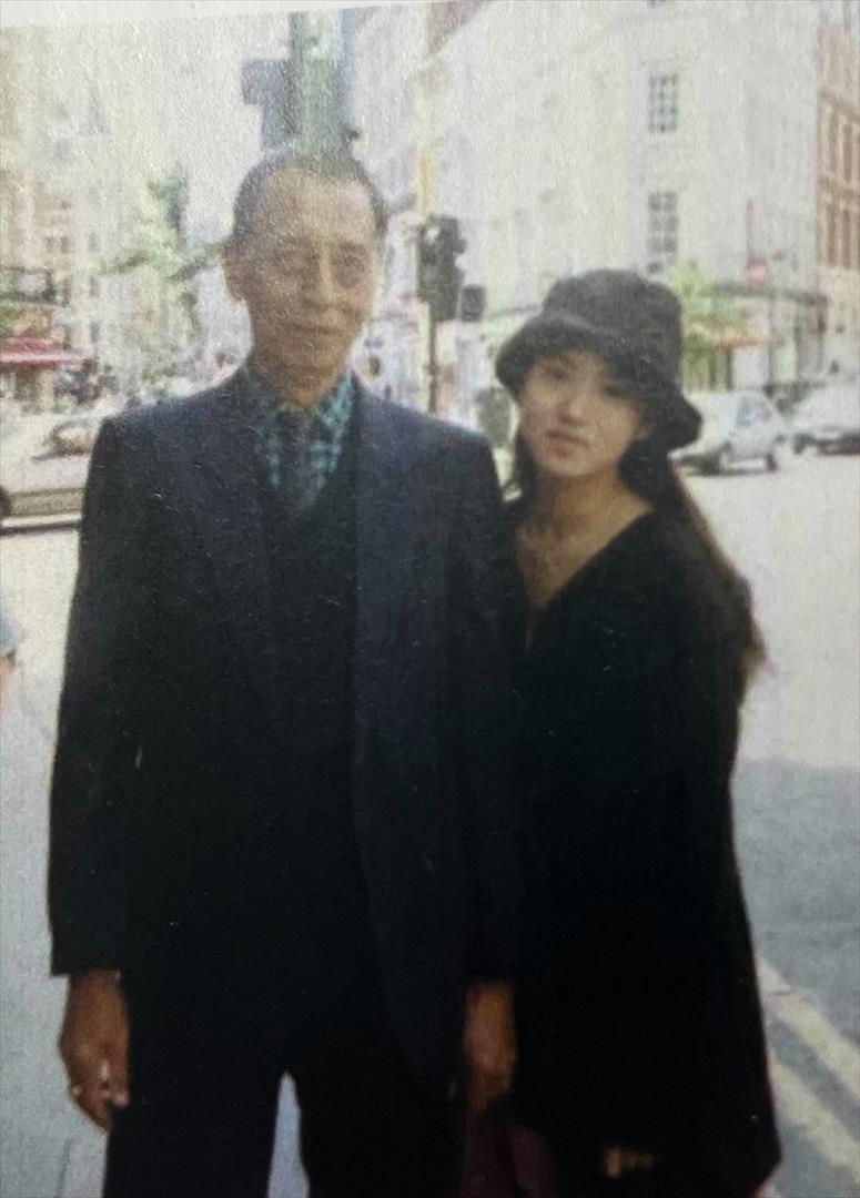 陳孝祿於英國與藝人伊能靜合影