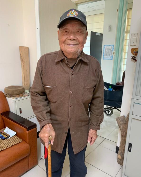 王鴻杏老先生總是臉帶笑容，親切對待人與事，雖已百歲身體仍健朗