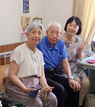 楊鴻德伯伯（中）與女兒（長女左1、次女右1）於榮家合影