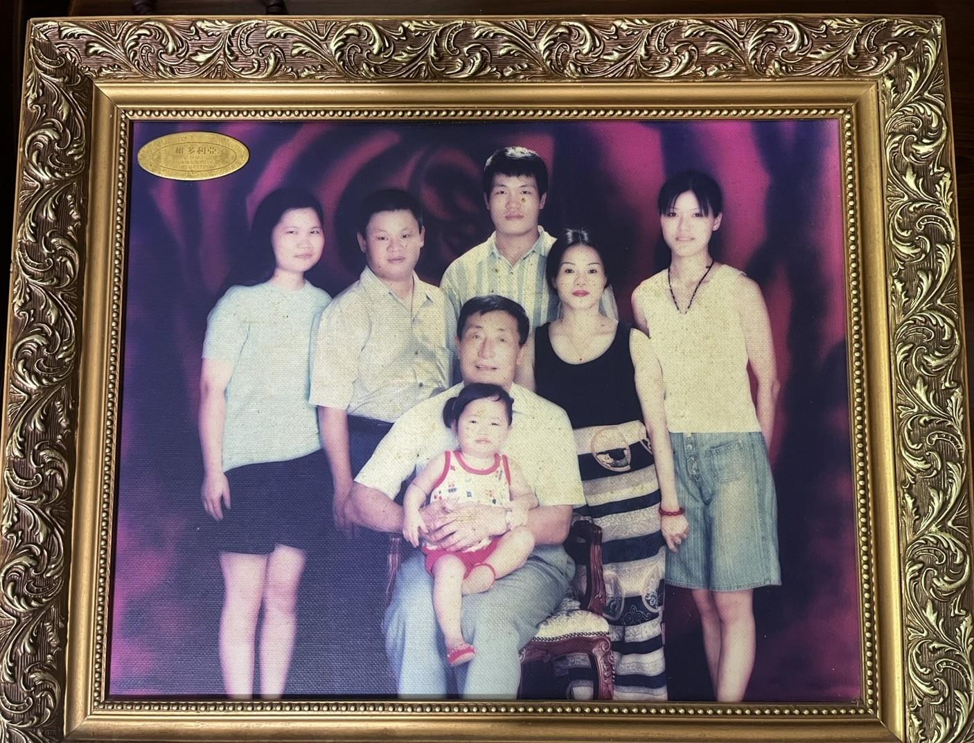 孫德富先生（中）全家福