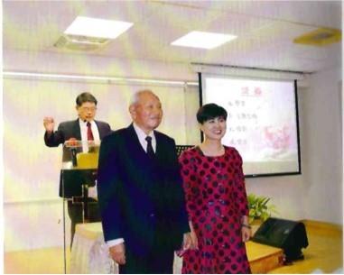 與王女士再婚，由倍加教會陳牧師證婚留影