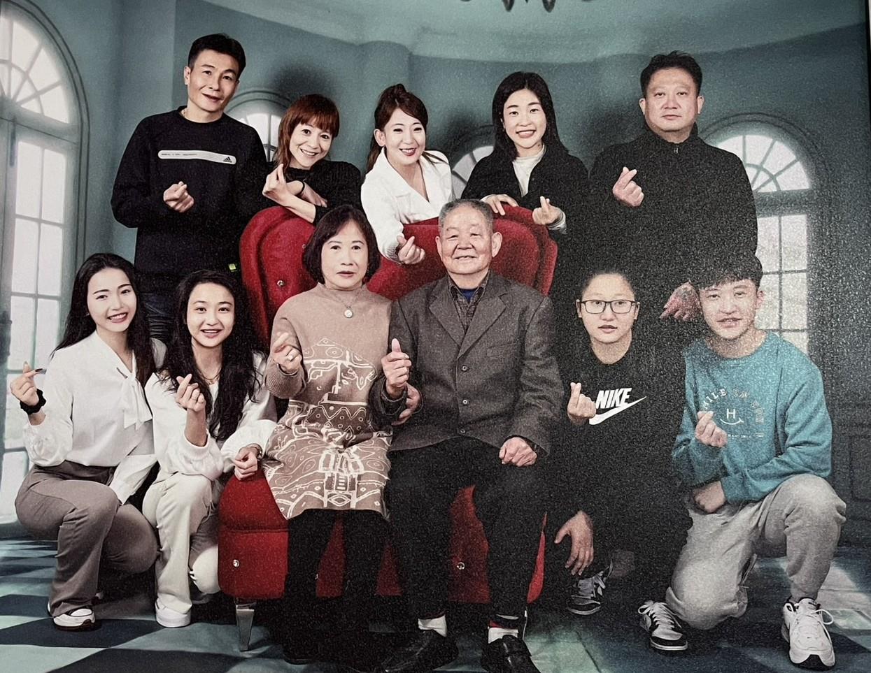 牛光榮（中）全家福