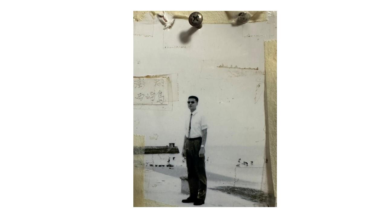 榮民劉忠雄返國後於澎湖西嶼島攝影