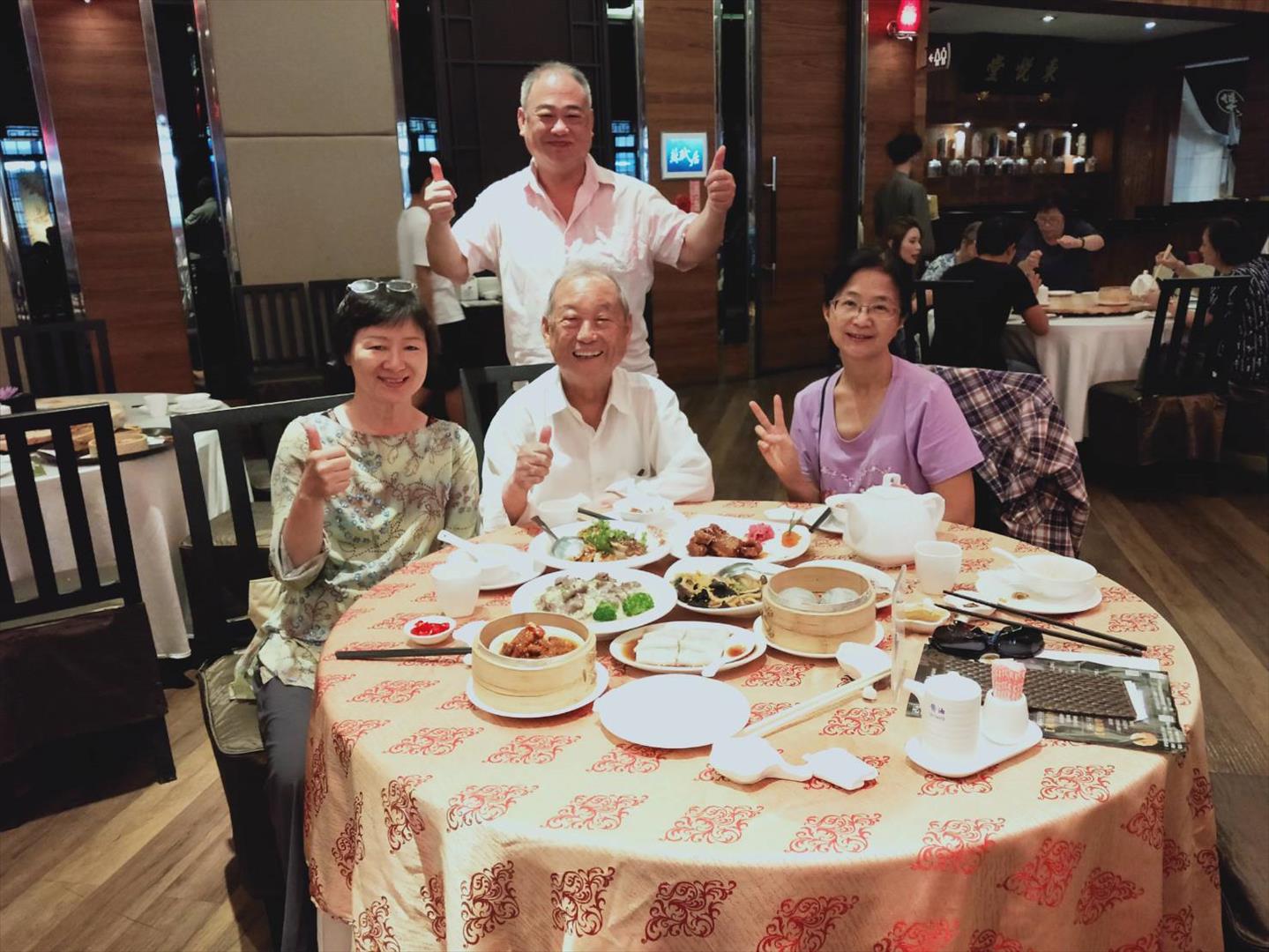 易伯伯夫婦與三子夫婦慶祝父親節