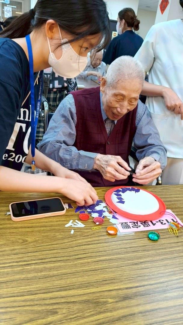 民國114年10月8日陳朝震（中）參加住民製作國旗風鈴活動。