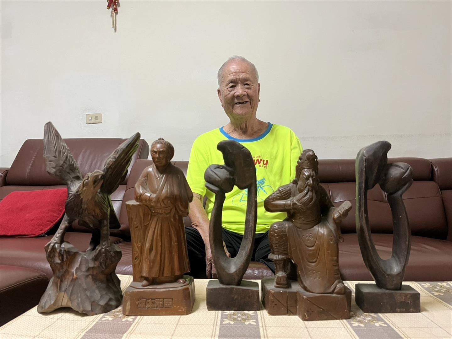 林崇智與雕刻作品合影