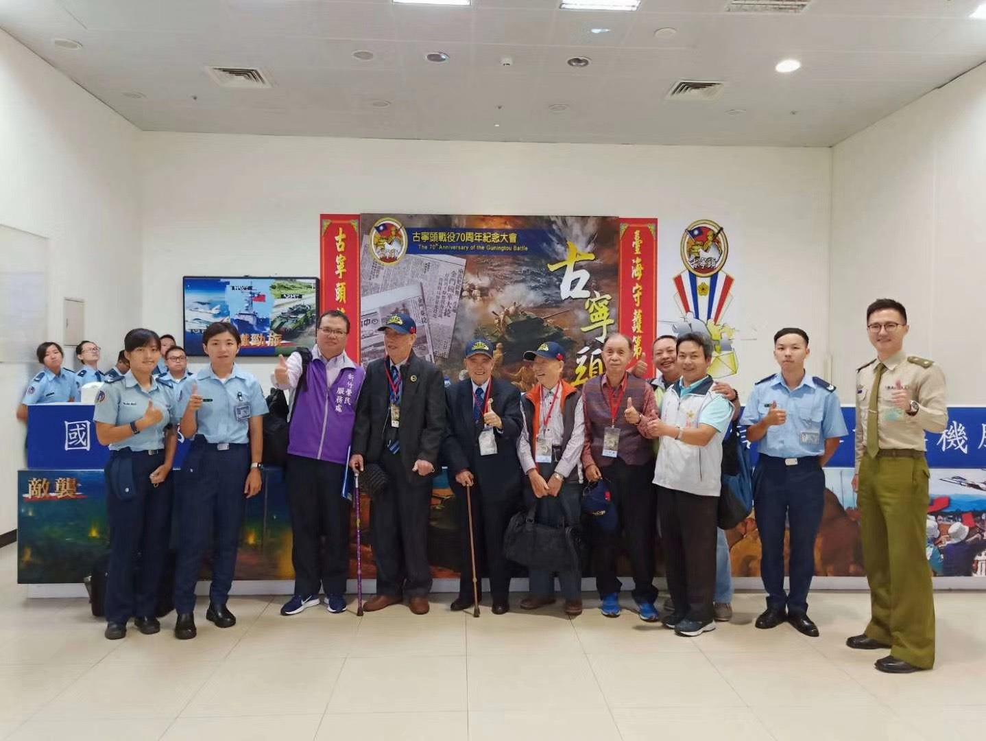 李攸心先生（右七）於臺中清泉崗機場與同袍合影留念