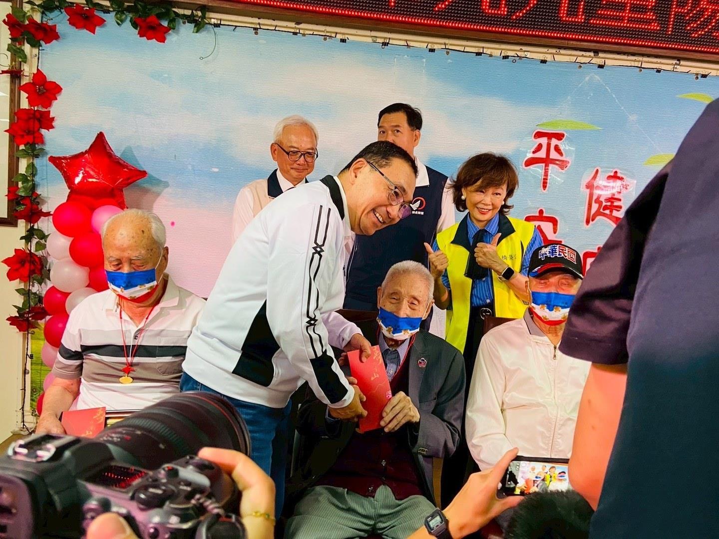 民國114年10月21日新北市侯友宜市長於九九重陽敬老活動，頒贈陳朝震（中）101歲敬老金。