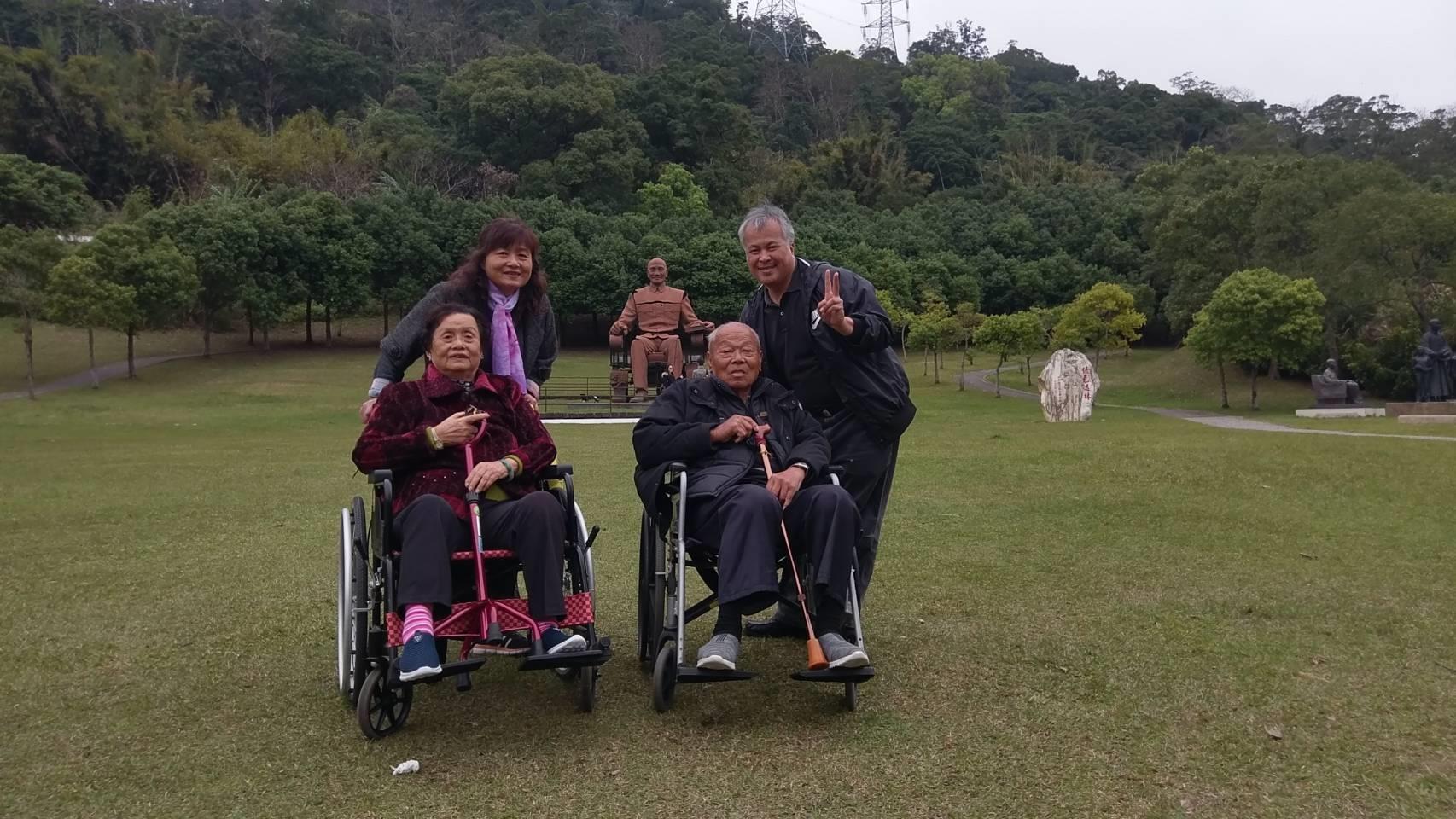 張秀明伯伯生活照。