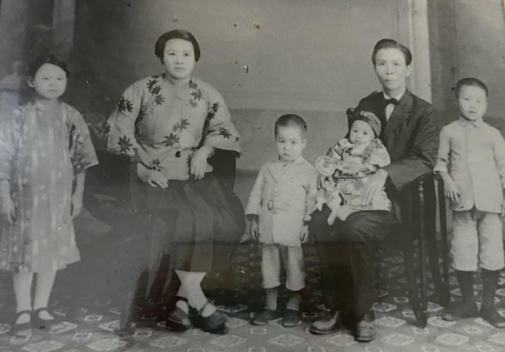 林崇智（右三嬰兒）與父母合影