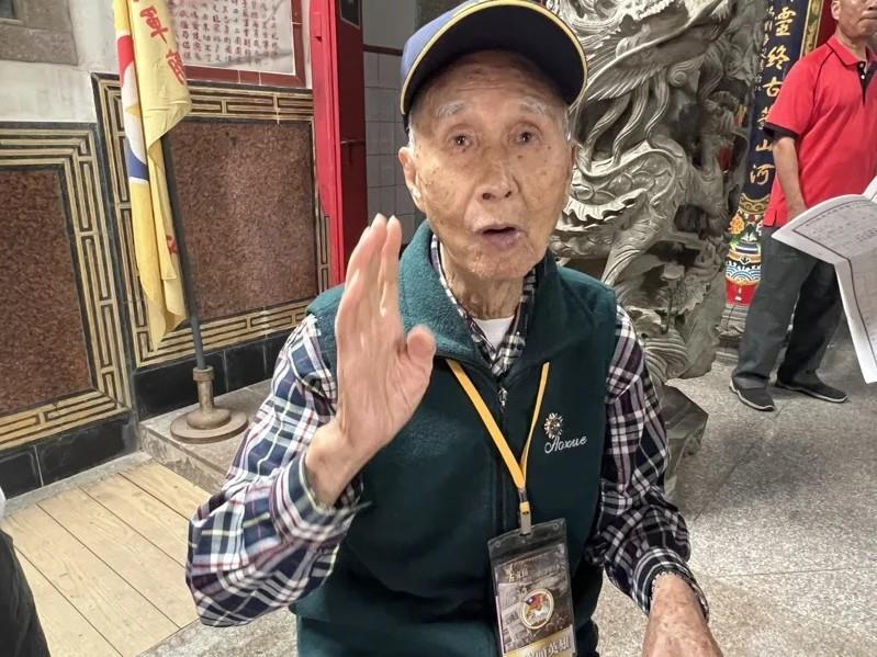 彭生喜伯伯接受記者採訪相片