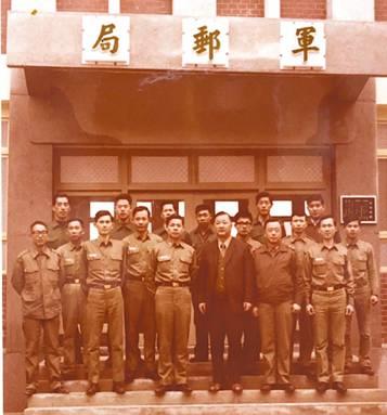李乃昆伯伯（前排左一）調派至馬祖南竿山隴第二軍郵局