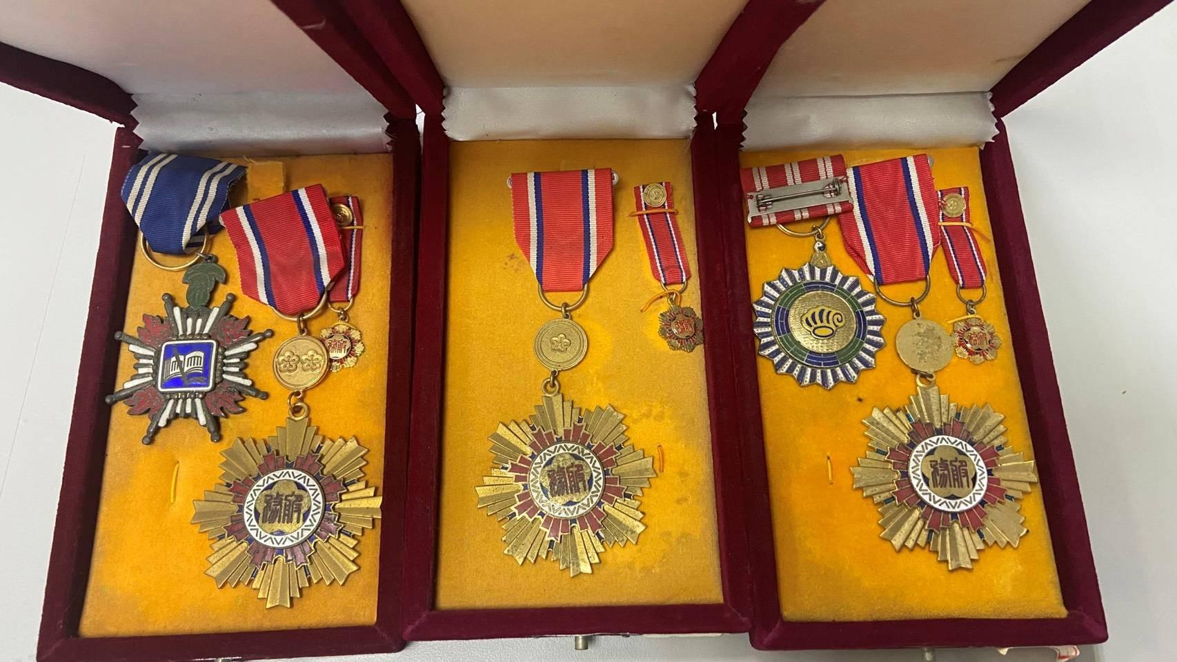 左：二等服務奬、中：三等服務奬、右：三等服務奬