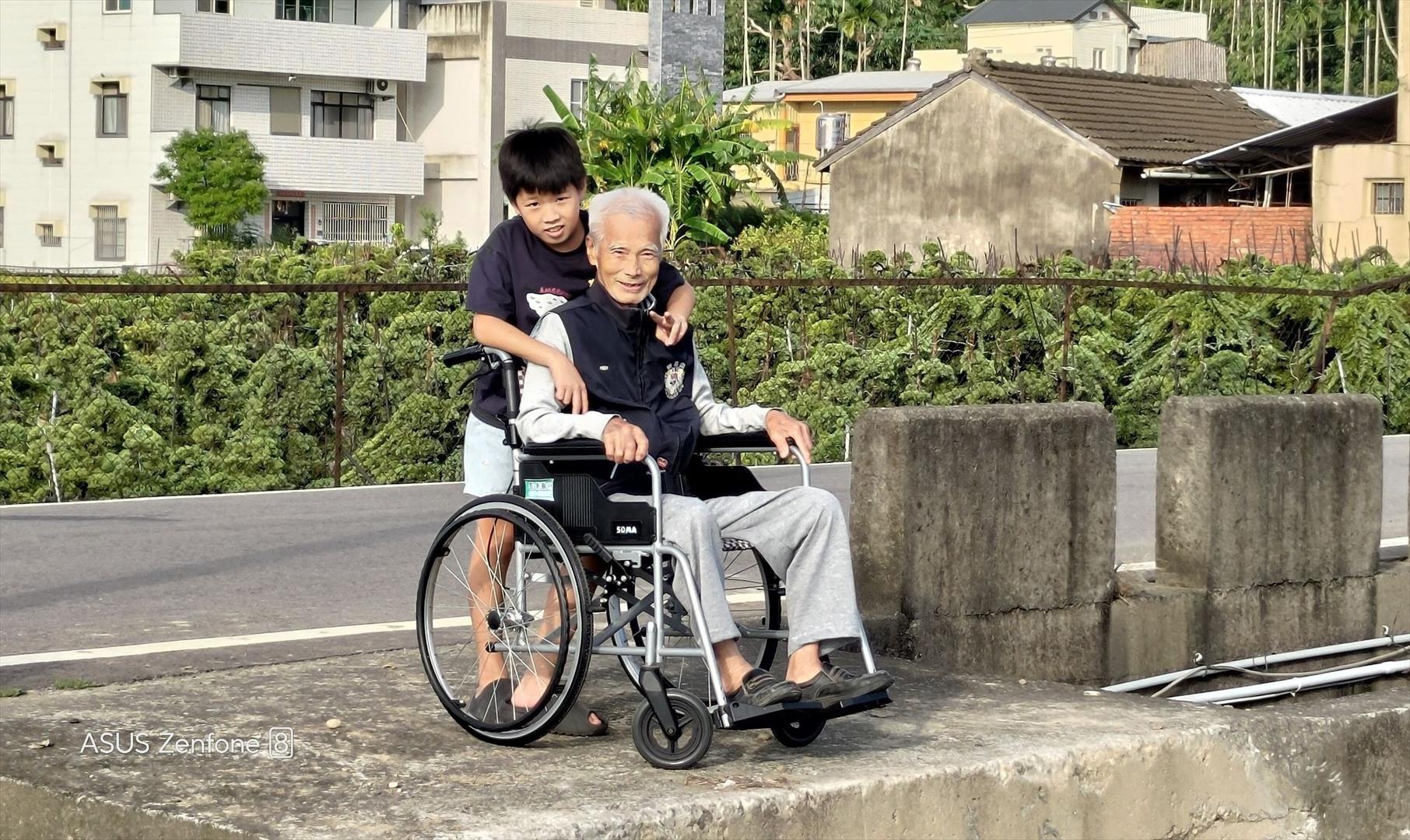 邱鎮江與曾孫居家照