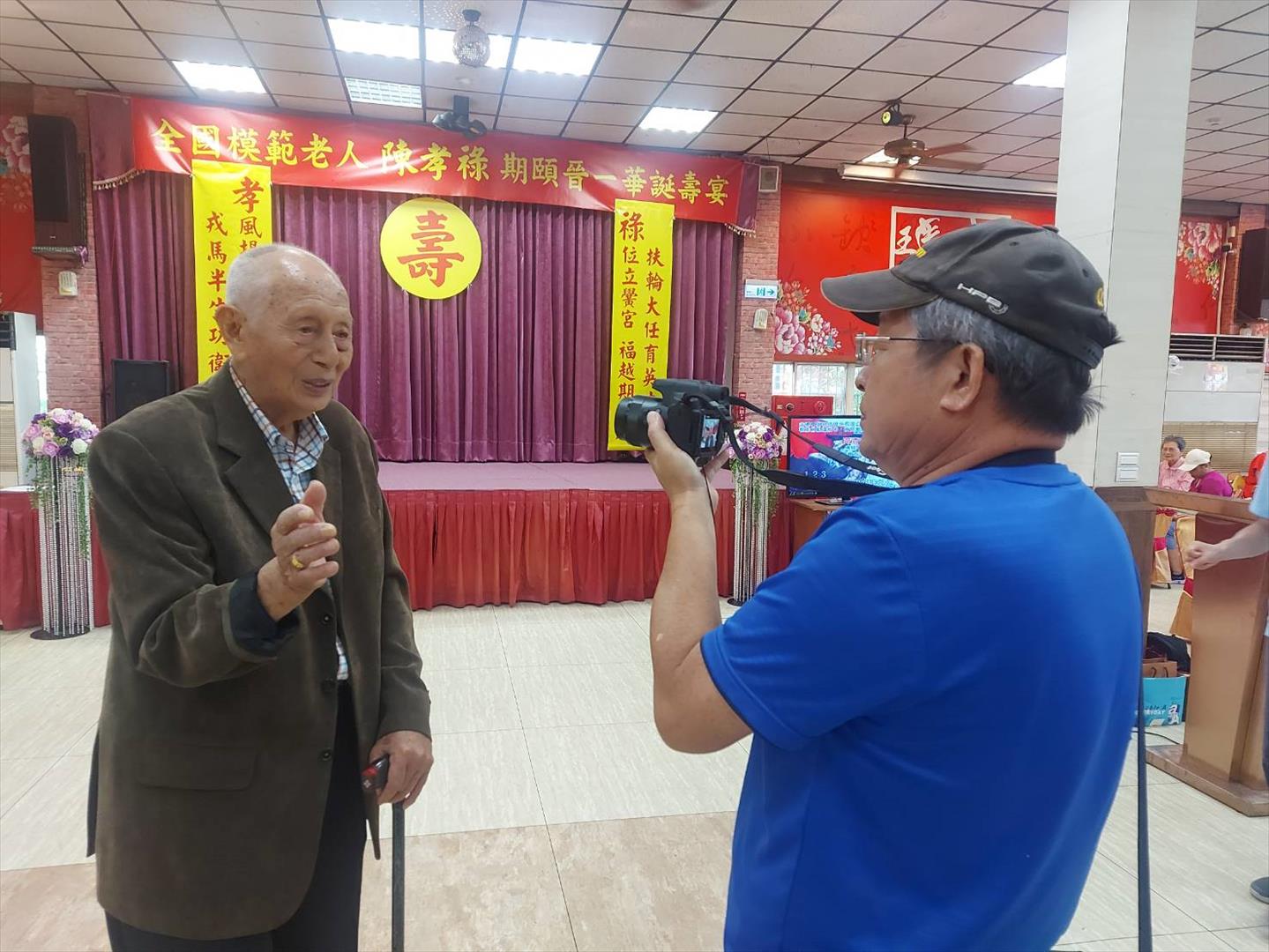 陳孝祿百歲晉一華誕壽宴活動接受記者採訪