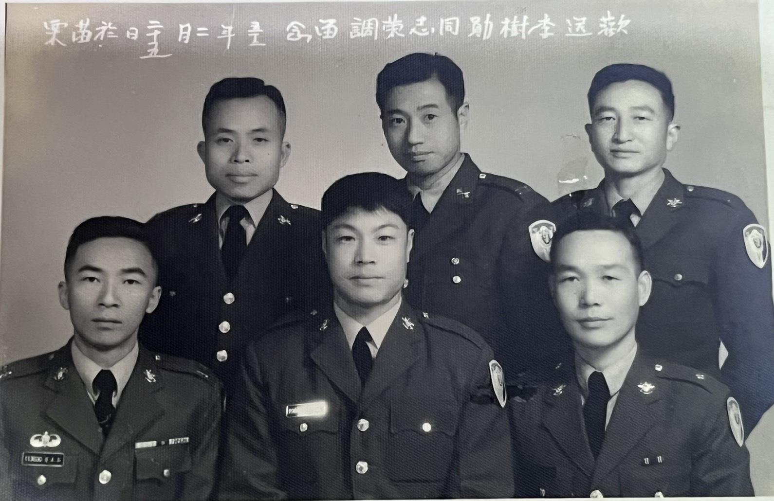 吳龍雲（前右一）歡送榮調同仁合影。