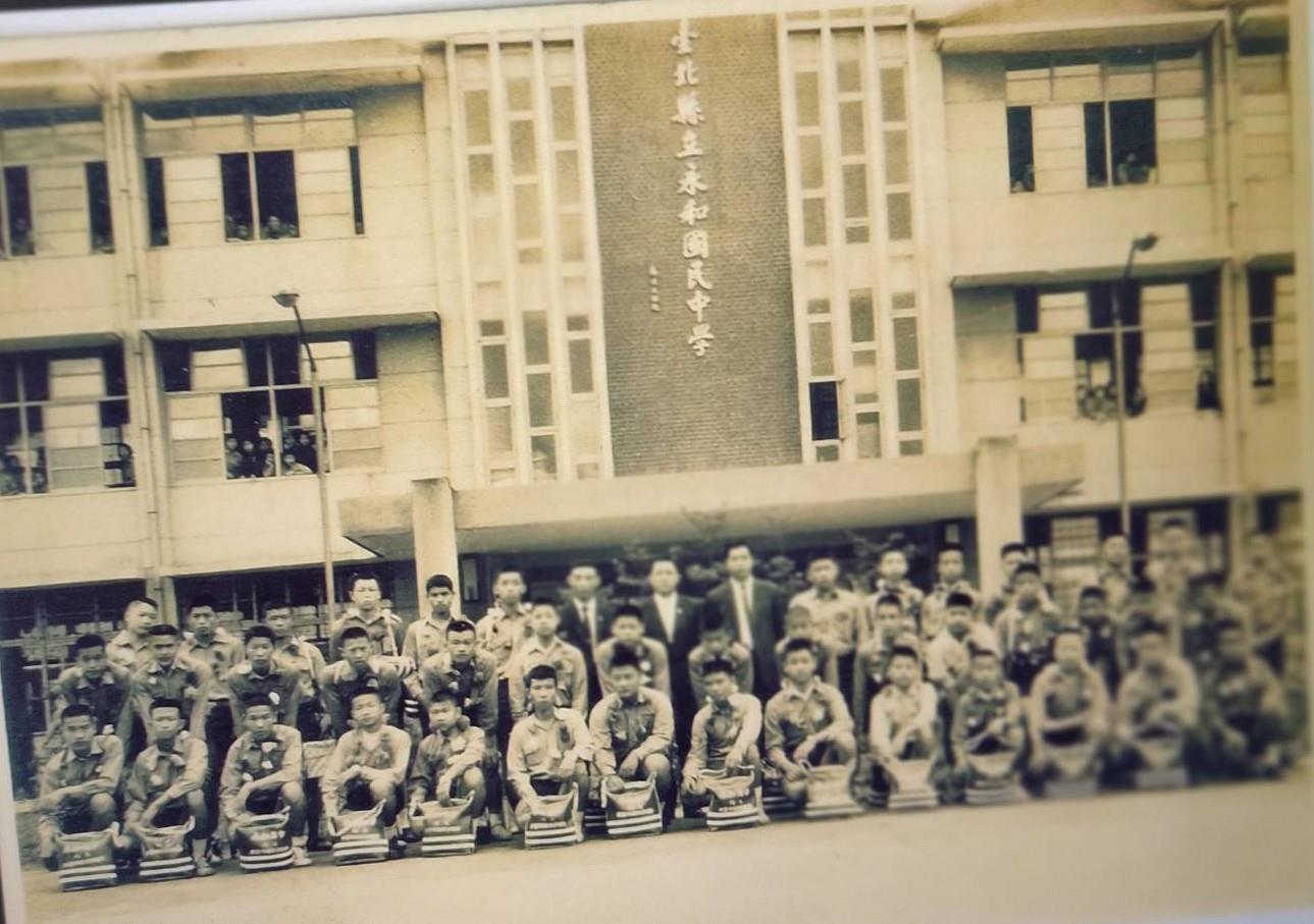 救國團入校宣導投考軍校-入伍前團體照。