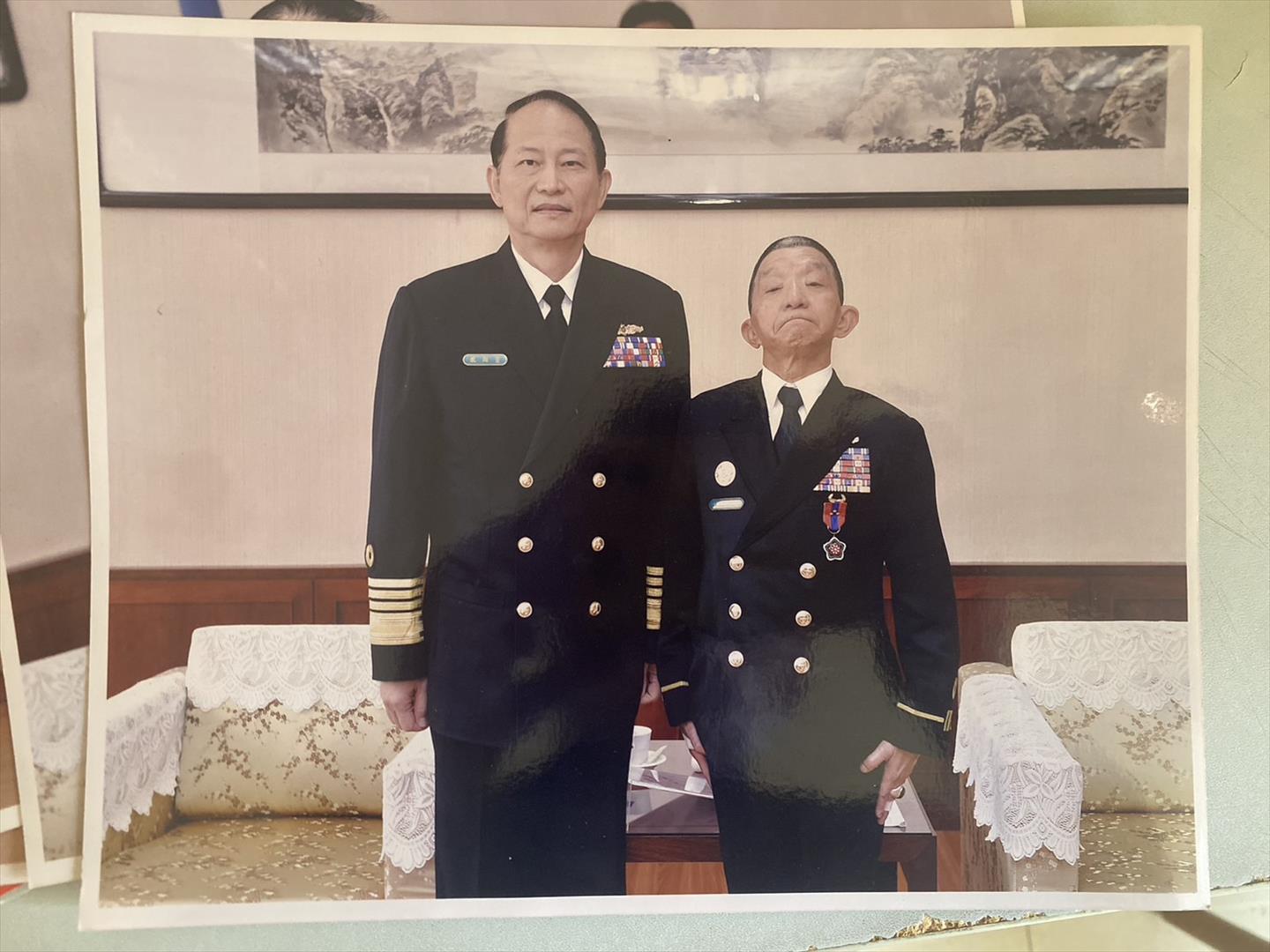 冷承斌退伍時與時任海軍總司令董翔龍將軍合影