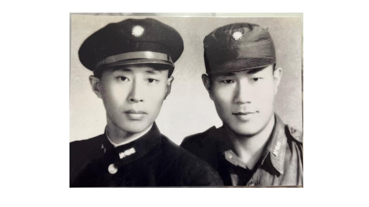 管志強（右）服役與同袍合影