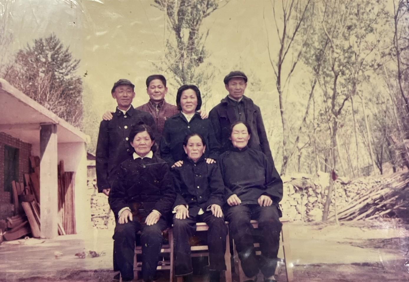 牛光榮（後左二）大陸探親兄弟姊妹合影