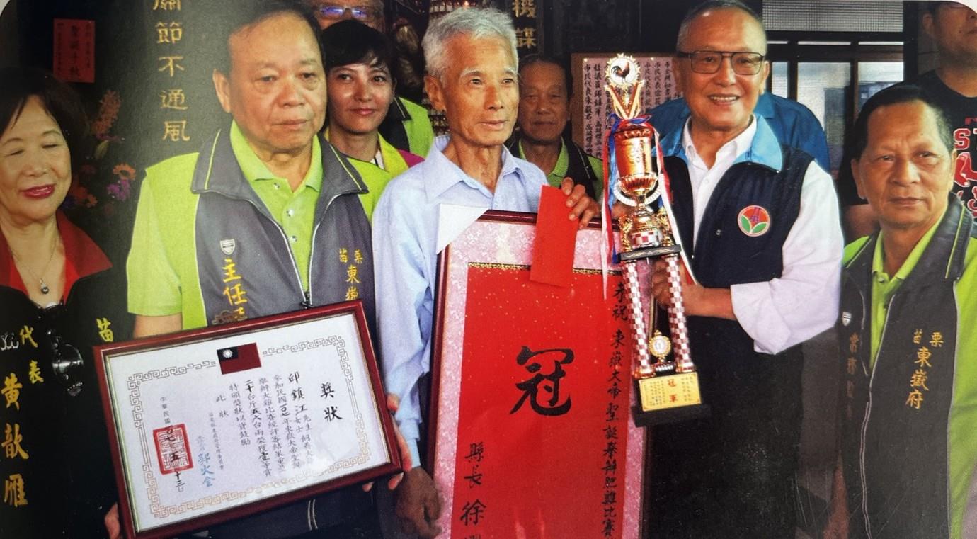 邱鎮江（中）獲縣長頒發飼雞冠軍獎盃（牌）