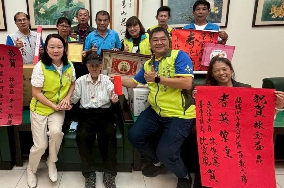 114年重陽節白河區公所轉頒總統府敬老狀予林金益
