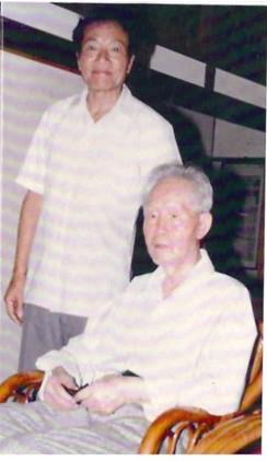 民國100年姚輝與兒子天健返鄉探親，與當年駐印軍老夥伴於成都合影