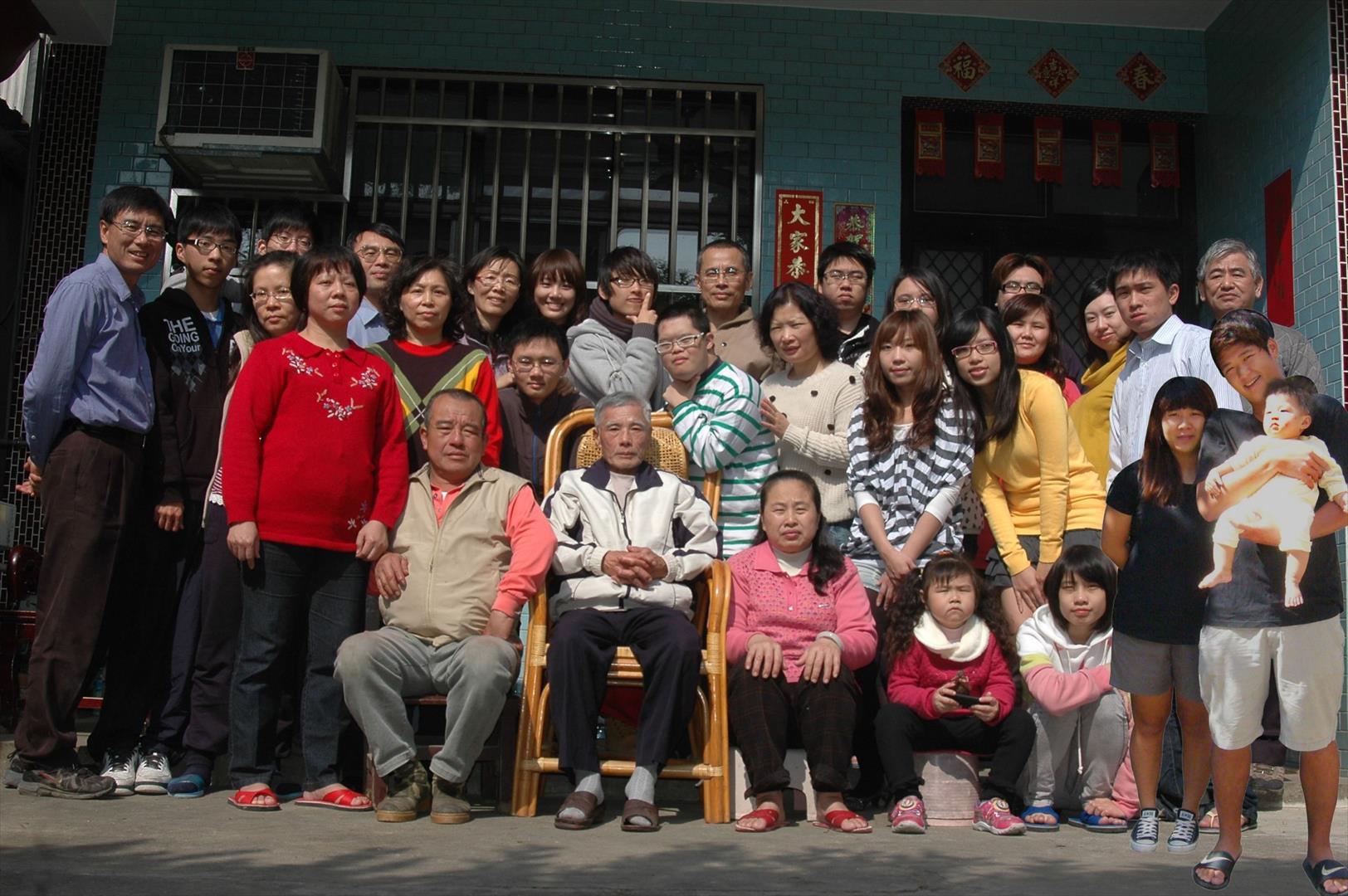 邱鎮江（中）全家福