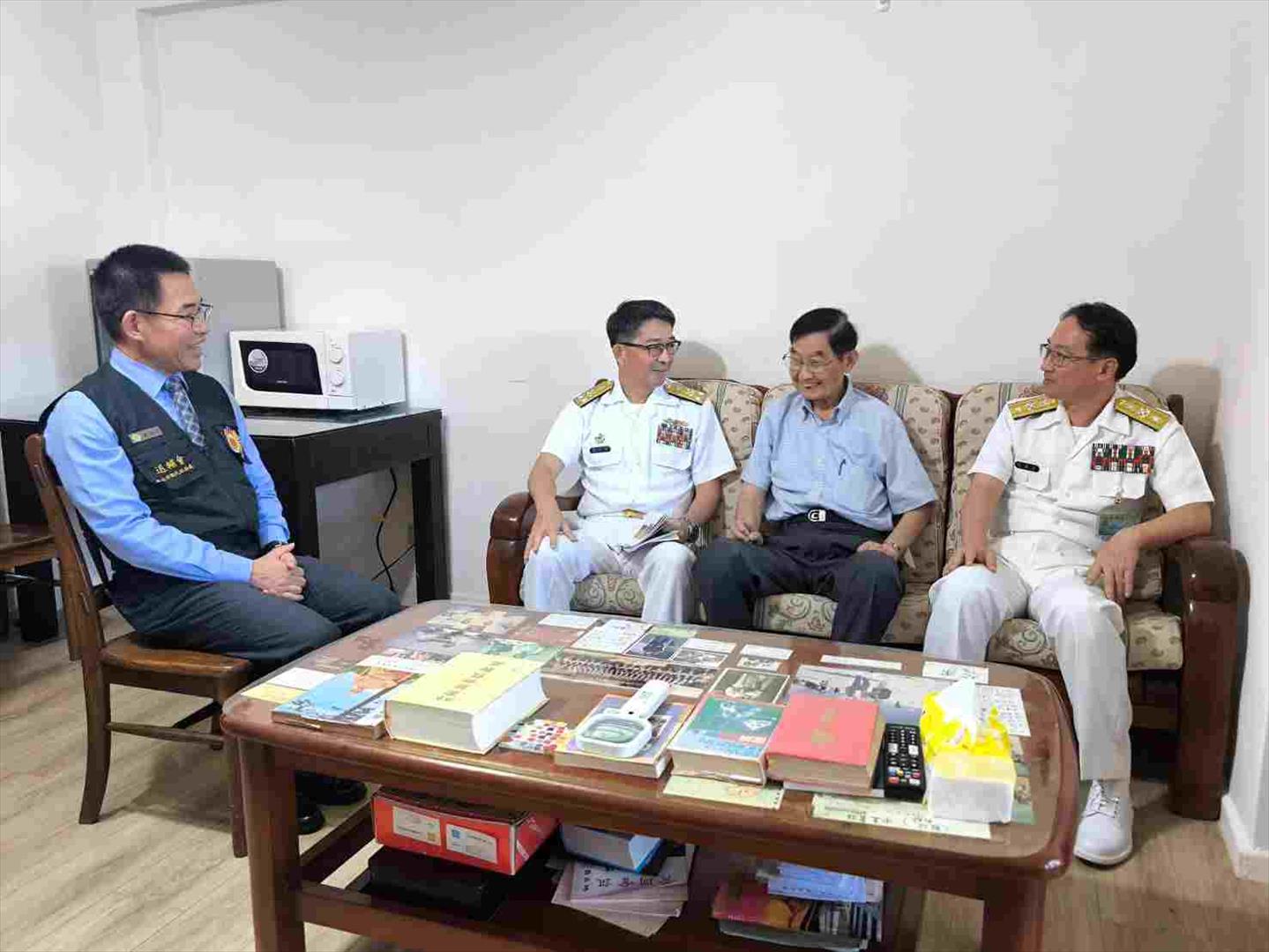 臺北榮服處處長黃信仁（左），陪同海軍司令部副司令敖以智中將（左二）及政戰副主任馮國維少將（右）訪問榮民萬正啟（中）