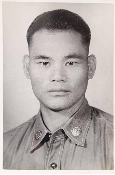 李德芳伯伯於民國40年於仁武任陸軍上士服役照片