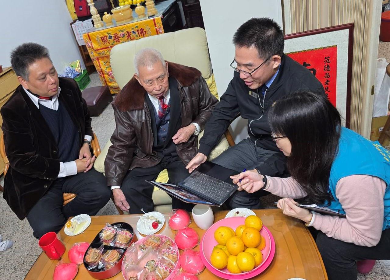范德昌（左二）回憶往事，感謝生命中總有貴人相助