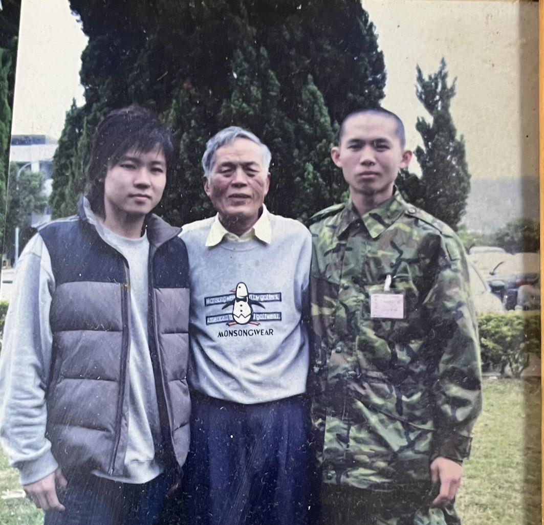 萬廣文先生探望兒子部隊入伍合影