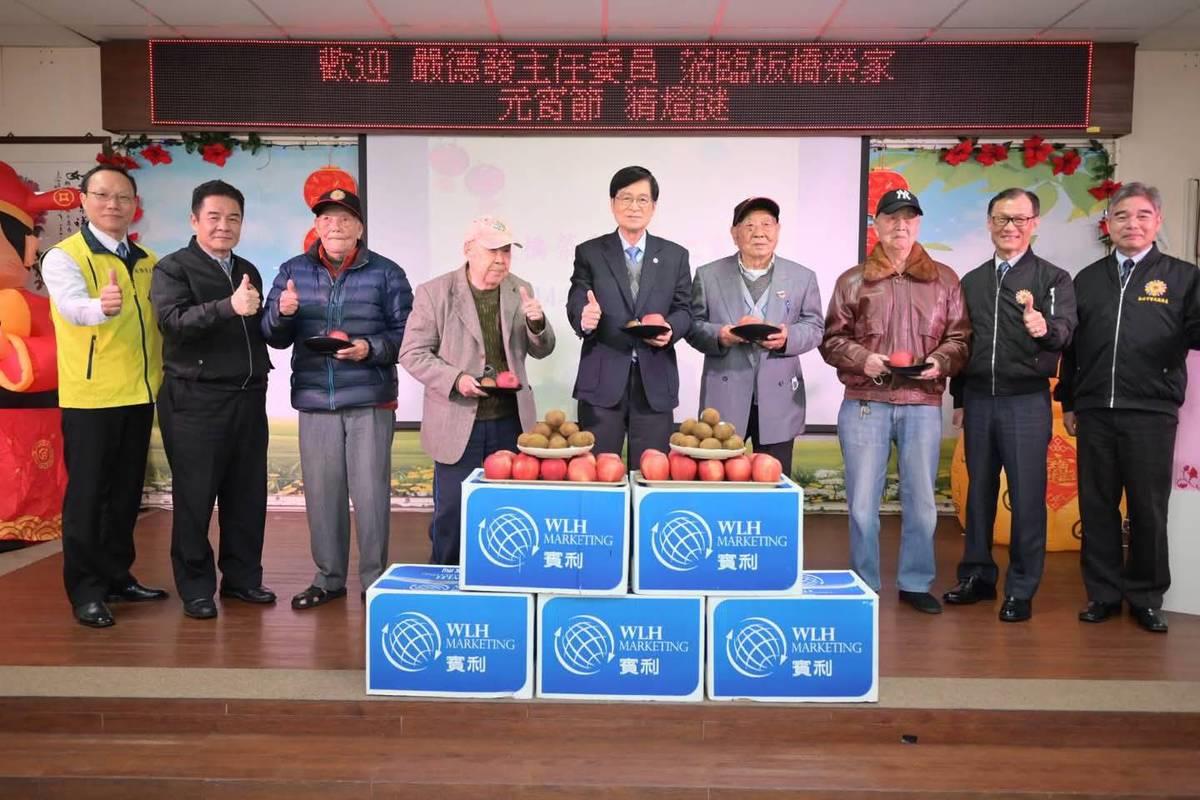 嚴主任委員元宵節關懷活動，吳雲龍（右4）代表。