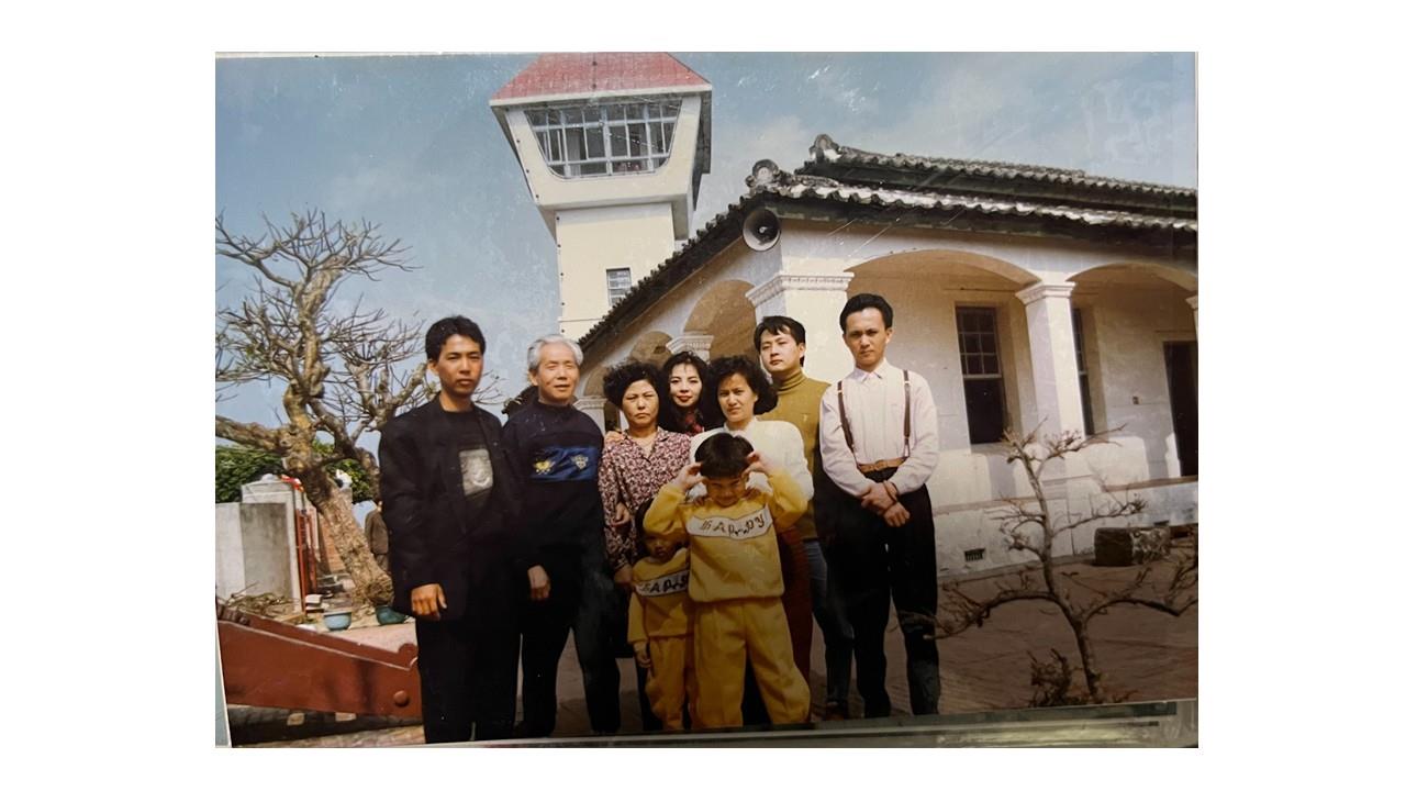 王國光（左二）全家出遊