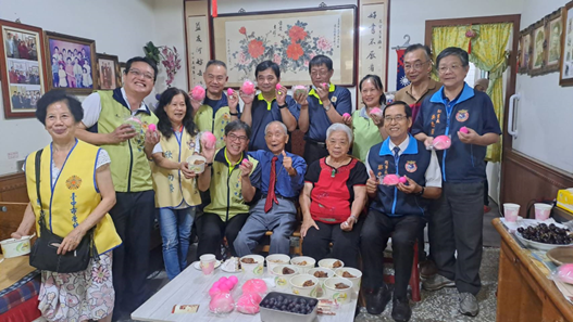 榮服處同仁祝賀榮民張志堅百歲壽誕