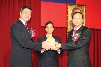 政務委員林萬億（中）主持交接典禮